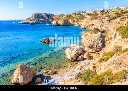 Blick auf das schöne Meer Küste mit Felsen am Strand Ammopi, Karpathos, Griechenland Stockfoto