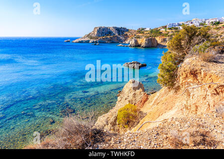 Blick auf das schöne Meer Küste mit Felsen am Strand Ammopi, Karpathos, Griechenland Stockfoto
