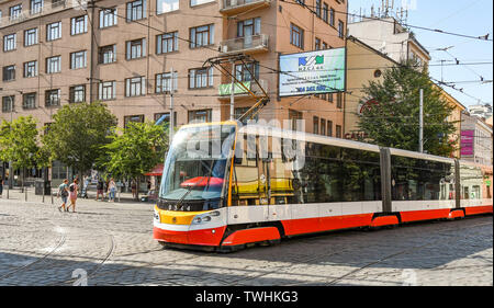 Prag, tschechische Republik - AUGUST 2018: Einer der modernen elektrischen Prager Straßenbahnen laufen auf einer Straße in der Innenstadt. Stockfoto