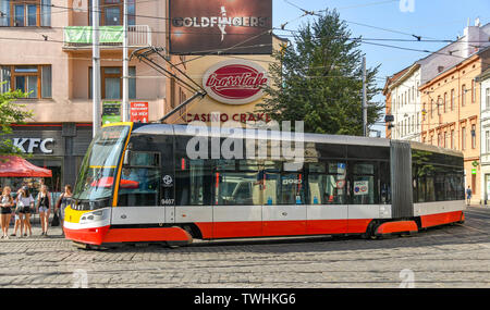 Prag, tschechische Republik - AUGUST 2018: Einer der modernen elektrischen Prager Straßenbahnen laufen auf einer Straße in der Innenstadt. Stockfoto