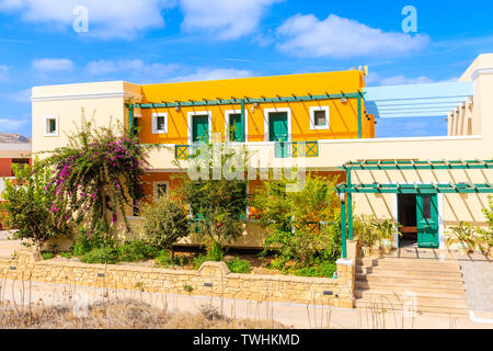 Buntes Haus mit Blumen an sonnigen schönen Tag im Ort Lefkos, Karpathos, Griechenland Stockfoto