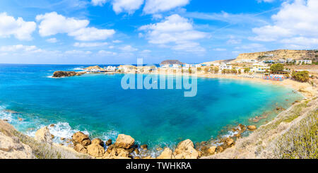 Panoramablick auf Strand und Hafen Lefkos, Karpathos, Griechenland Stockfoto