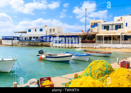 Fischerboote in Lefkos Hafen mit Tavernen im Hintergrund, Karpathos, Griechenland Stockfoto