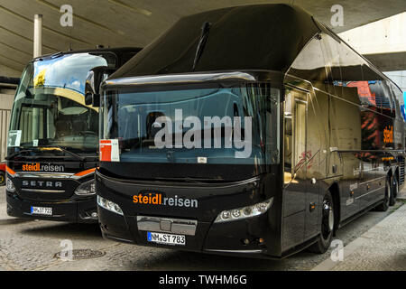 Prag, tschechische Republik - Juli 2018: Luxus Motor coaches Übernachtung in Prag geparkt Stockfoto