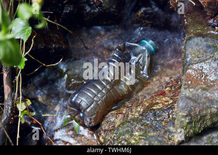 Plastikflasche in Wasserfall gefunden