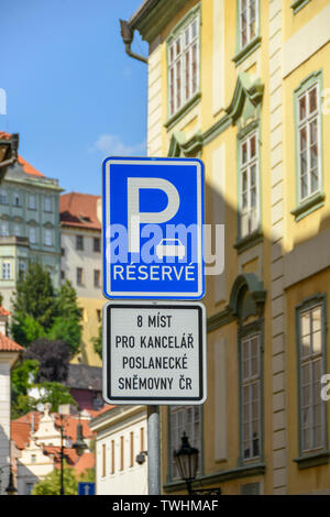 Prag, tschechische Republik - Juli 2018: Schild in der Nähe von Prager Burg Information der Kraftfahrer über Parkplatz Einschränkungen Stockfoto