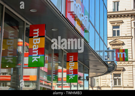 Prag, tschechische Republik - Juli 2018: Von außen ein Zweig der mBank in Prag. Stockfoto