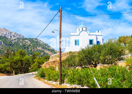 Die typischen weißen Kirche auf einem Hügel in der Landschaft der Insel Karpathos, Griechenland Stockfoto