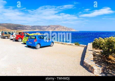 KARPATHOS, Griechenland - 26.September 2018: Mietwagen Parkplätze am Aussichtspunkt auf der Insel Karpathos in der Nähe von ammopi Village, Griechenland. Stockfoto