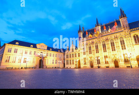 Malerische Stadtbild mit der Nacht mittelalterlichen Burgplatz in Brügge, Belgien. Stockfoto