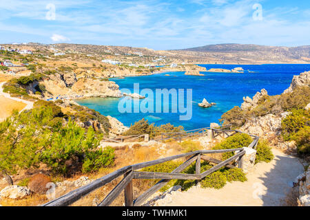 Küstenpromenade entlang der wunderschönen Küste der Insel Karpathos in der Nähe von ammopi Village, Griechenland Stockfoto