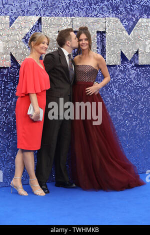 Rocketman UK Premiere - Ankunft Mit: Emily Thomas, Taron Egerton, Mama Christine Wo: London, Großbritannien Wann: 20. Mai 2019 Credit: Lia Toby/WENN.com Stockfoto