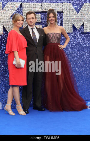 Rocketman UK Premiere - Ankunft Mit: Emily Thomas, Taron Egerton, Mama Christine Wo: London, Großbritannien Wann: 20. Mai 2019 Credit: Lia Toby/WENN.com Stockfoto
