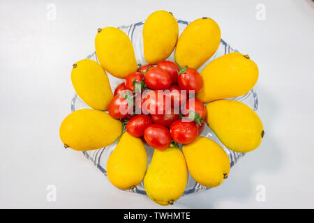 Mango und kleine Tomaten Stockfoto