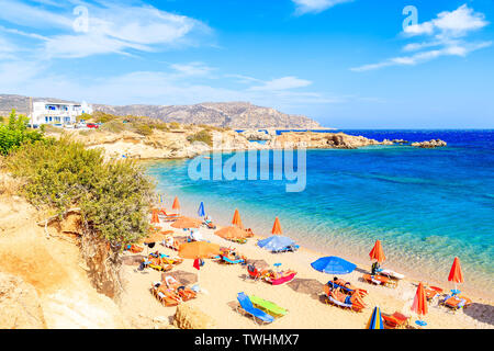 KARPATHOS, Griechenland - 26.SEPTEMBER, 2018: die Menschen Erholung am wunderschönen Strand auf der Insel Karpathos in der Nähe von ammopi Village, Griechenland. Stockfoto