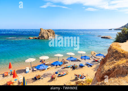 KARPATHOS, Griechenland - 26.SEPTEMBER, 2018: die Menschen Erholung am wunderschönen Strand auf der Insel Karpathos in der Nähe von ammopi Village, Griechenland. Stockfoto