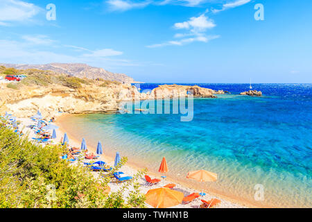 Kristallklare azurblaue Meer und schönen Strand auf der Insel Karpathos in der Nähe von ammopi Village, Griechenland Stockfoto