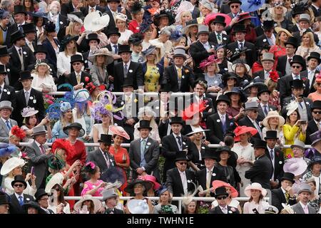 London, Großbritannien. Juni, 2019 20. Racegoers warten auf die Ankunft der britischen Königin Elizabeth II. bei Damen Tag des Royal Ascot 2019 in Ascot Pferderennbahn in Ascot, Großbritannien, am 20. Juni 2019. Quelle: Tim Irland/Xinhua/Alamy leben Nachrichten Stockfoto