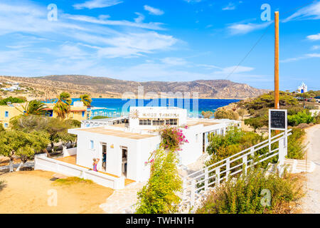 KARPATHOS, Griechenland - 26.September 2018: Traditionelles weißes Gebäude der griechische Taverne in der Nähe von schönen Strand auf der Insel Karpathos in Ammopi Dorf, Music Stockfoto