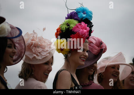 London, Großbritannien. Juni, 2019 20. Racegoers sind während Meine Damen Tag des Royal Ascot 2019 in Ascot Pferderennbahn in Ascot, Großbritannien, am 20. Juni 2019. Quelle: Tim Irland/Xinhua/Alamy leben Nachrichten Stockfoto