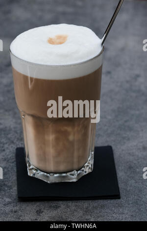 Latte Macchiato auf einer grauen Tisch in einem Restaurant Stockfoto