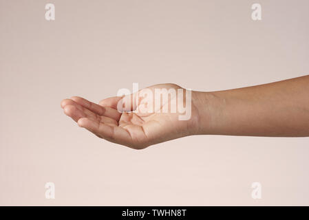 Isolierte Frau Hand askign für etwas. Isolierte Hand etwas halten. Stockfoto