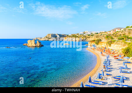 Herrliche Bucht mit Strand in Ammopi Dorf am Meer Küste der Insel Karpathos, Griechenland Stockfoto