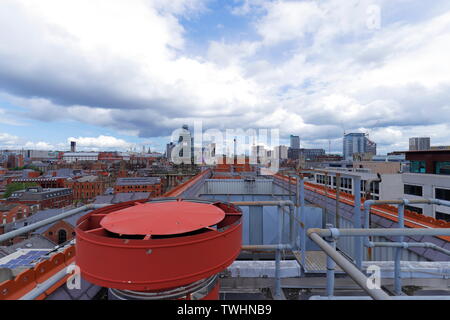 Ein Blick über das Stadtzentrum von Leeds aus dem Dach eines Bürogebäudes Stockfoto