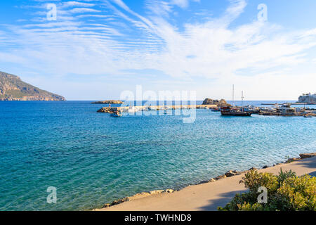 Sea Bay an der Küste in der Nähe der Insel Karpathos Pigadia Hafen, Griechenland Stockfoto