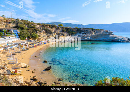 Herrliche Bucht mit Strand in Ammopi Dorf am Meer Küste der Insel Karpathos, Griechenland Stockfoto