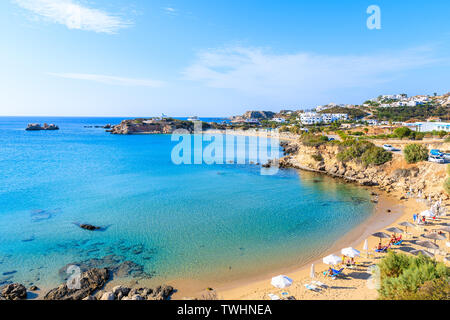 Blick auf das Meer der Bucht mit schönen Strand auf der Insel Karpathos in Ammopi Village, Griechenland Stockfoto