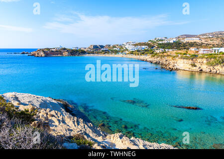 Blick auf das Meer der Bucht mit schönen Strand auf der Insel Karpathos in Ammopi Village, Griechenland Stockfoto