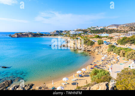 Herrliche Bucht mit Strand in Ammopi Dorf am Meer Küste der Insel Karpathos, Griechenland Stockfoto