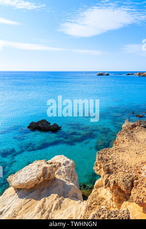 Felsen und azurblauen Meer in der wunderschönen Bucht auf der Insel Karpathos in Ammopi Village, Griechenland Stockfoto