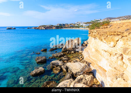 Felsen und azurblauen Meer in der wunderschönen Bucht auf der Insel Karpathos in Ammopi Village, Griechenland Stockfoto