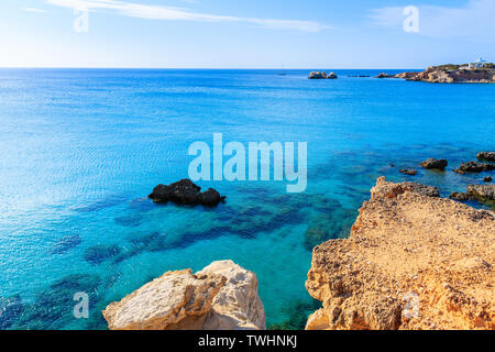 Felsen und azurblauen Meer in der wunderschönen Bucht auf der Insel Karpathos in Ammopi Village, Griechenland Stockfoto