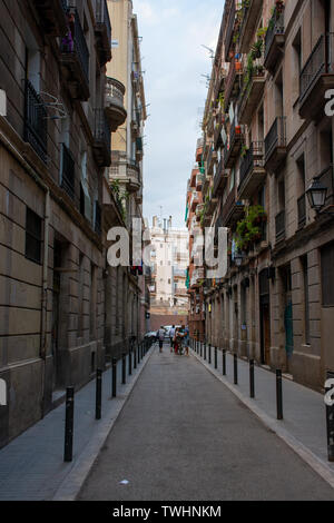 Barcelona, Spanien - 25. Juli 2017 - Long Street mit Beiträge in die uknown Stockfoto