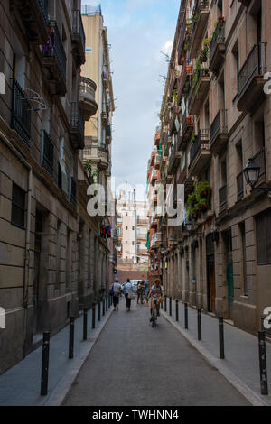 Barcelona, Spanien - 25. Juli 2017 - Long Street mit Beiträge in die uknown Stockfoto