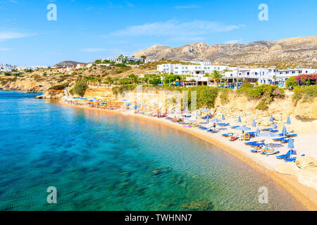 Herrliche Bucht mit Strand in Ammopi Dorf am Meer Küste der Insel Karpathos, Griechenland Stockfoto