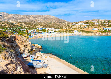 Herrliche Bucht mit Strand in Ammopi Dorf am Meer Küste der Insel Karpathos, Griechenland Stockfoto