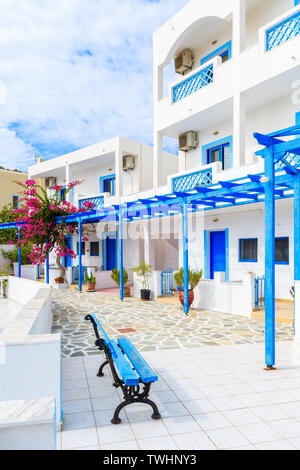 Die typischen weißen Häuser mit blauen Türen und Blumen in Ammopi Dorf, Karpathos, Griechenland Stockfoto