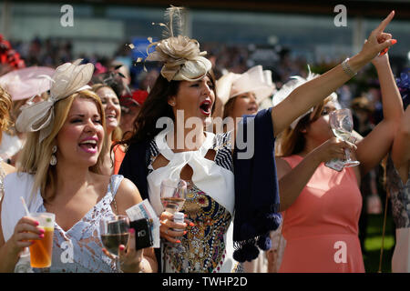 London, Großbritannien. Juni, 2019 20. Racegoers sind während Meine Damen Tag des Royal Ascot 2019 in Ascot Pferderennbahn in Ascot, Großbritannien, am 20. Juni 2019. Quelle: Tim Irland/Xinhua/Alamy leben Nachrichten Stockfoto