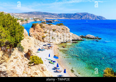 Herrliche Bucht mit Strand in Ammopi Dorf am Meer Küste der Insel Karpathos, Griechenland Stockfoto