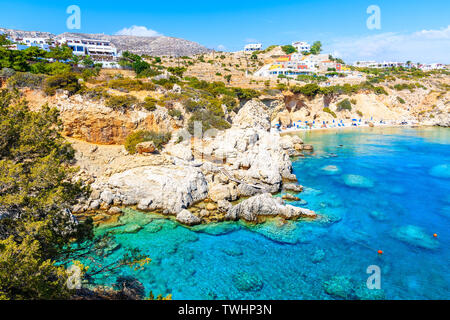 Herrliche Bucht mit Strand in Ammopi Dorf am Meer Küste der Insel Karpathos, Griechenland Stockfoto