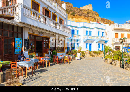 KARPATHOS, Griechenland - 29.September 2018: Straße mit bunten Häusern in Olympos Mountain Village, die berühmteste Sehenswürdigkeit auf der Insel. Stockfoto