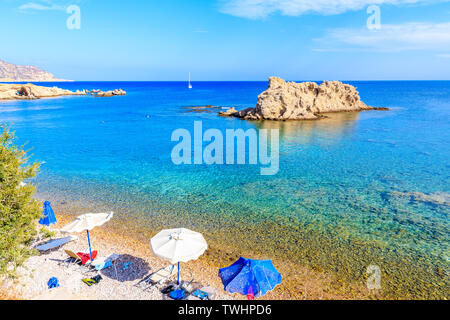 Herrliche Bucht mit Strand in Ammopi Dorf am Meer Küste der Insel Karpathos, Griechenland Stockfoto