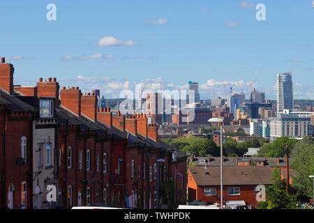 Alte und neue Architektur in Leeds, als die Stadt von Tag zu Tag größer. Stockfoto