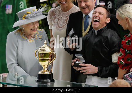 London, Großbritannien. Juni, 2019 20. Frankie Dettori (2. R) feiert, nachdem er den Gold Cup auf Stradivarius gewonnen wie die britische Königin Elizabeth II (1 L) bei Damen Tag des Royal Ascot 2019 in Ascot Pferderennbahn in Ascot, Großbritannien, am 20. Juni 2019 sieht. Quelle: Tim Irland/Xinhua/Alamy leben Nachrichten Stockfoto