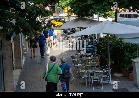 Barcelona, Spanien - 25. Juli 2017 - Radfahrer und Menschen draußen Cafe Stockfoto