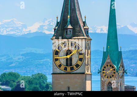 St. Peter und Fraumünster Kirche in Zürich (Schweiz) vor der Züricher See und die Schweizer Alpen. Stockfoto